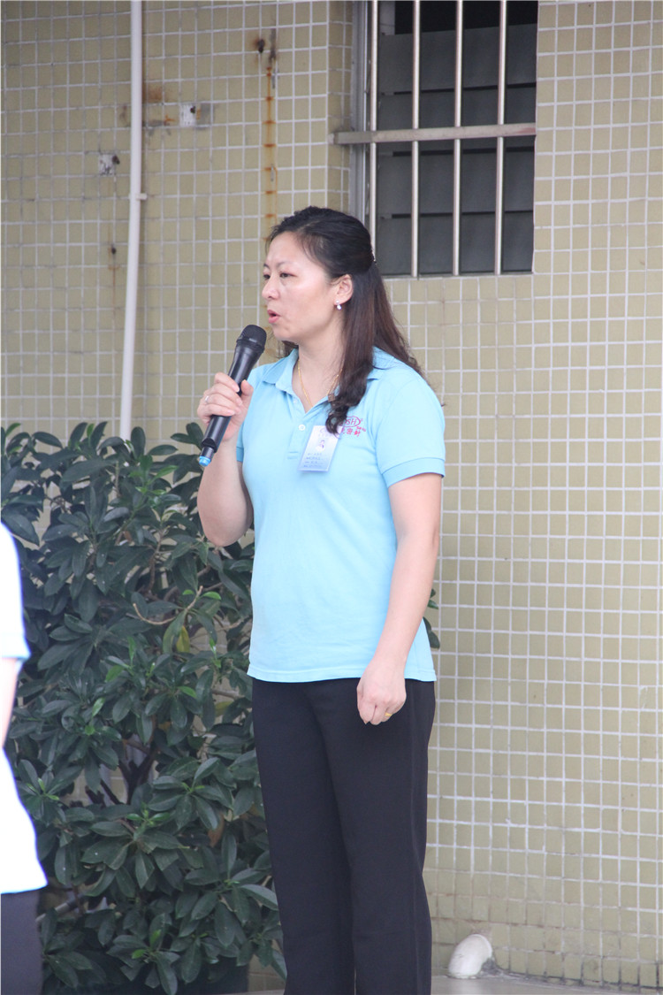 胡金花用自己的行動(dòng)證明了,她在這次培訓(xùn)中所學(xué)習(xí)到內(nèi)容,更傳遞了“愛(ài)”的精神理念。 胡金花用自己的行動(dòng)證明了,她在這次培訓(xùn)中所學(xué)習(xí)到內(nèi)容,更傳遞了“愛(ài)”的精神理念。