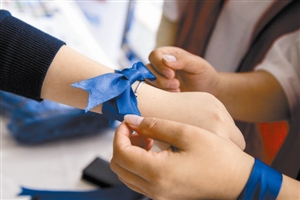 藍(lán)絲帶公益 藍(lán)絲帶行業(yè) 愛(ài)與感恩 密封件 東晟人