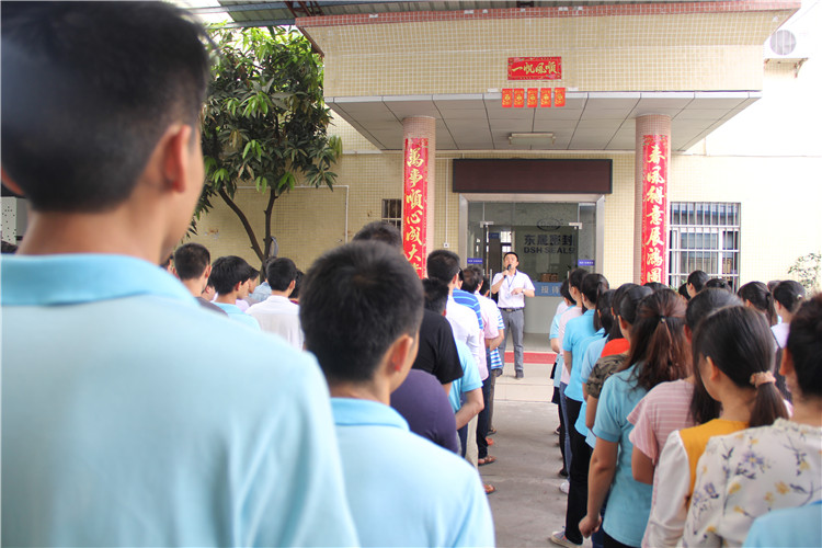 胡燕林總經(jīng)理鼓勵(lì)我們只有不斷學(xué)習(xí)進(jìn)步，我們“東晟人”才是“地表最強(qiáng)”者。而在這次的分享中最讓我們印象最深就是“藍(lán)絲帶”所帶給我們的愛(ài)與感恩！