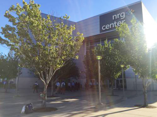 7經(jīng)過半個(gè)多小時(shí)的車程，到了一個(gè)叫nrg park的地方。