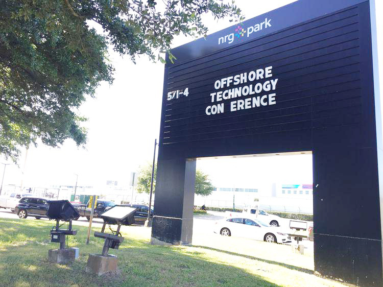 6經(jīng)過半個(gè)多小時(shí)的車程，到了一個(gè)叫nrg park的地方。