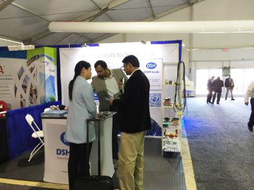 10我們《東晟密封》的Shirmey xu mm正在專業(yè)的向客人講解。