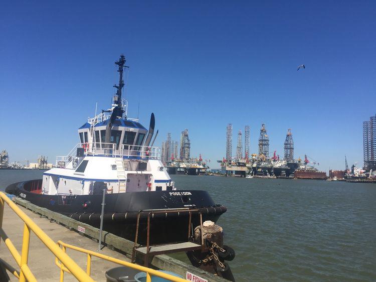 藍天白云下靠岸的，是一艘民用的仿真氣墊船。