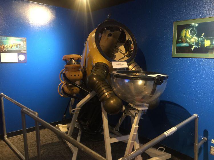 采油勘探鉆井平臺的專用的：海底作業防護服！