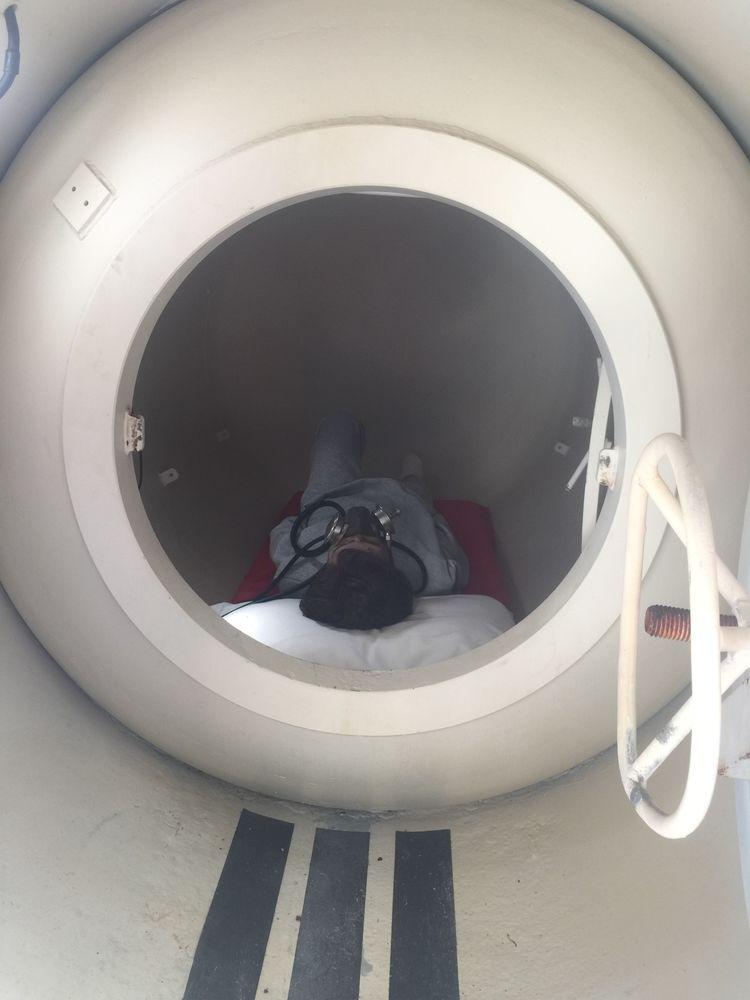 在工人們，深潛入海底作業后調整身體狀態的：深海高壓減壓倉！