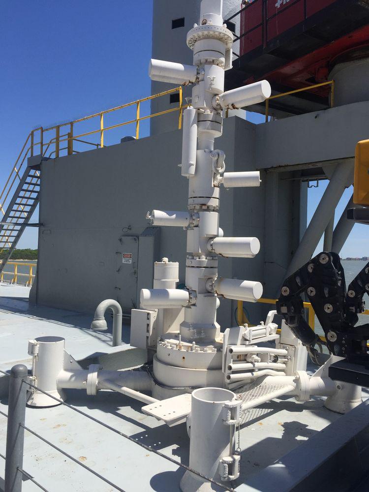 采油勘探鉆井平臺上：已經是N多年前的老式采油樹！