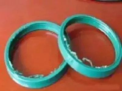 擠出的挖掘機(jī)油封現(xiàn)象