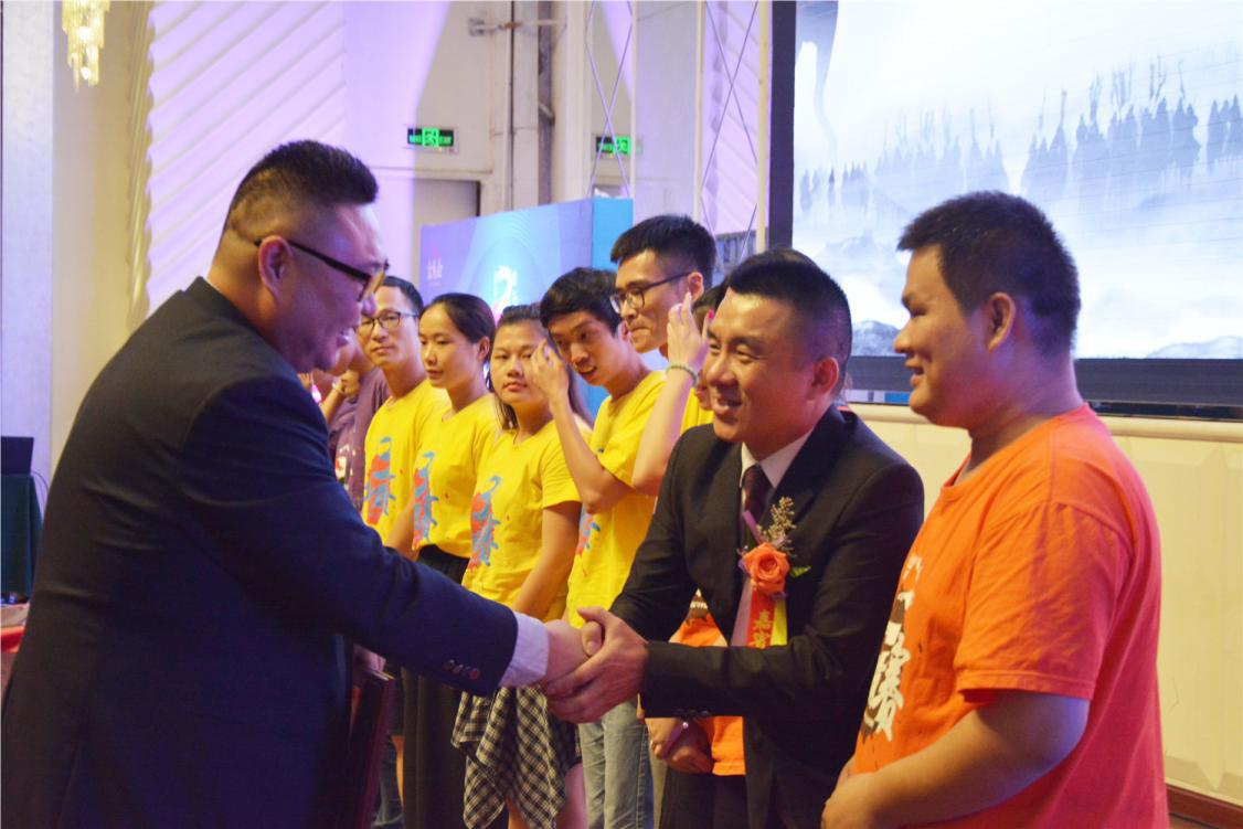 第三屆全國金馬爭霸賽頒獎(jiǎng)現(xiàn)場:傲馬何承翰及東晟密封胡燕林 第三屆全國金馬爭霸賽頒獎(jiǎng)現(xiàn)場:傲馬何承翰及東晟密封胡燕林