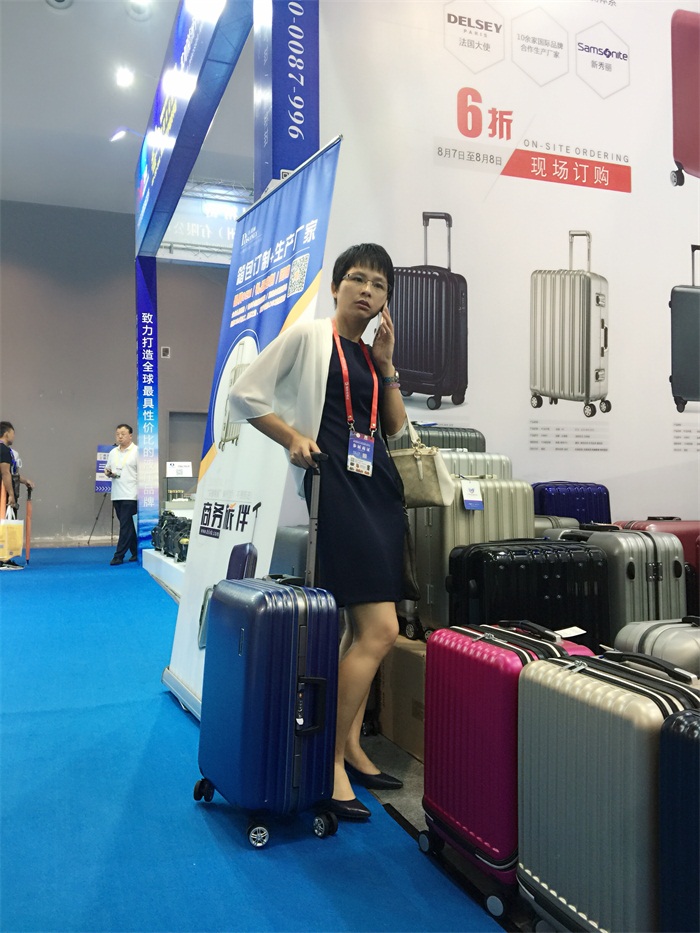 你不到現場是很難體會到，原來我們的箱包是那么的時尚好看的哦！