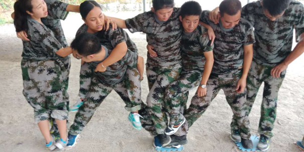 東晟人團隊在玩強度硫酸河游戲 東晟人團隊在玩強度硫酸河游戲