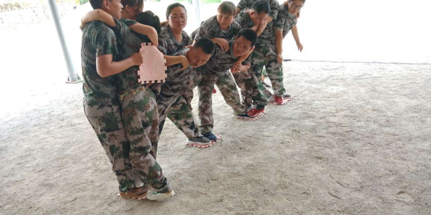 東晟人團隊在玩強度硫酸河游戲 東晟人團隊在玩強度硫酸河游戲