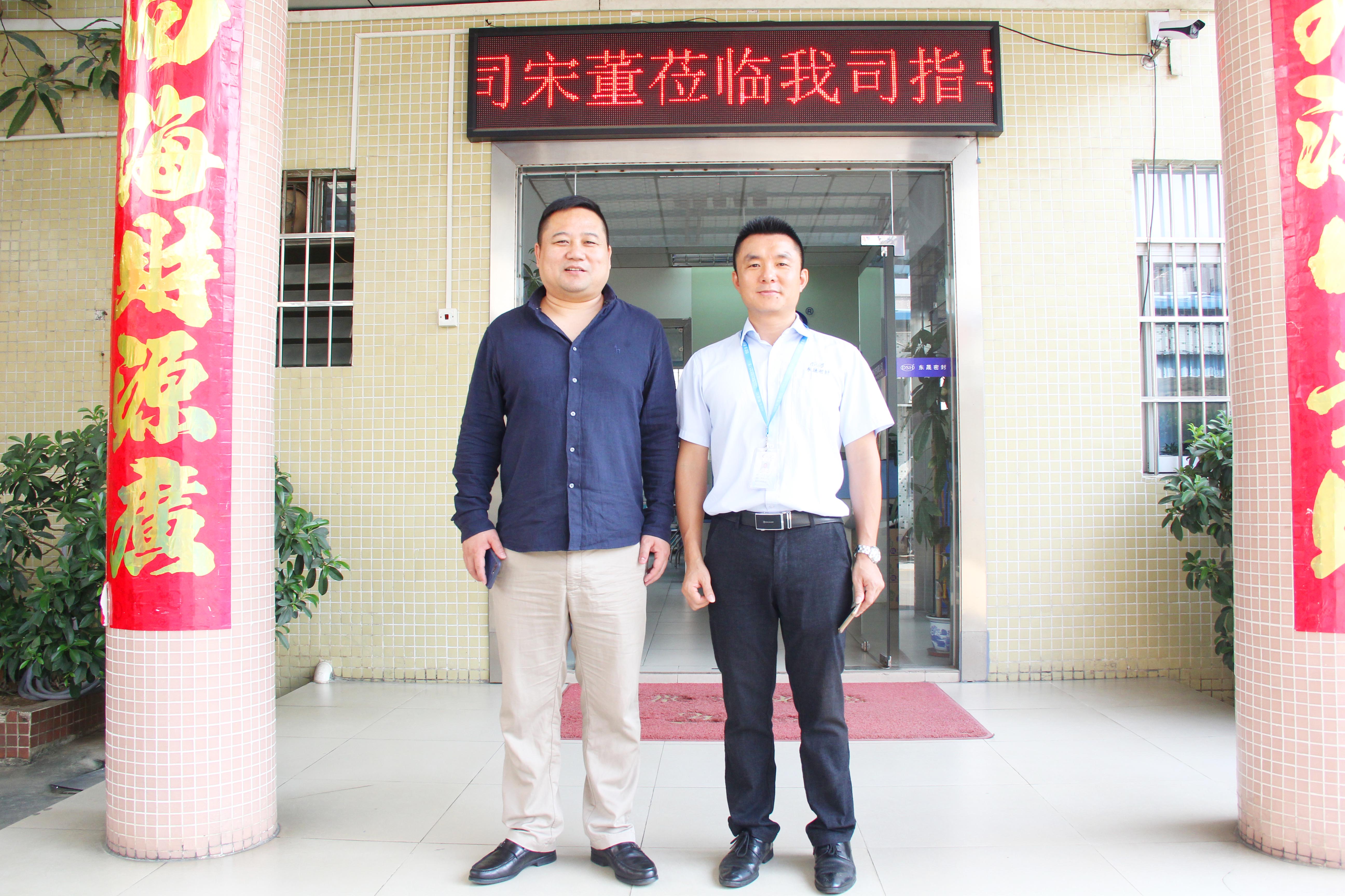  東晟公司總經理胡燕林與客戶合照