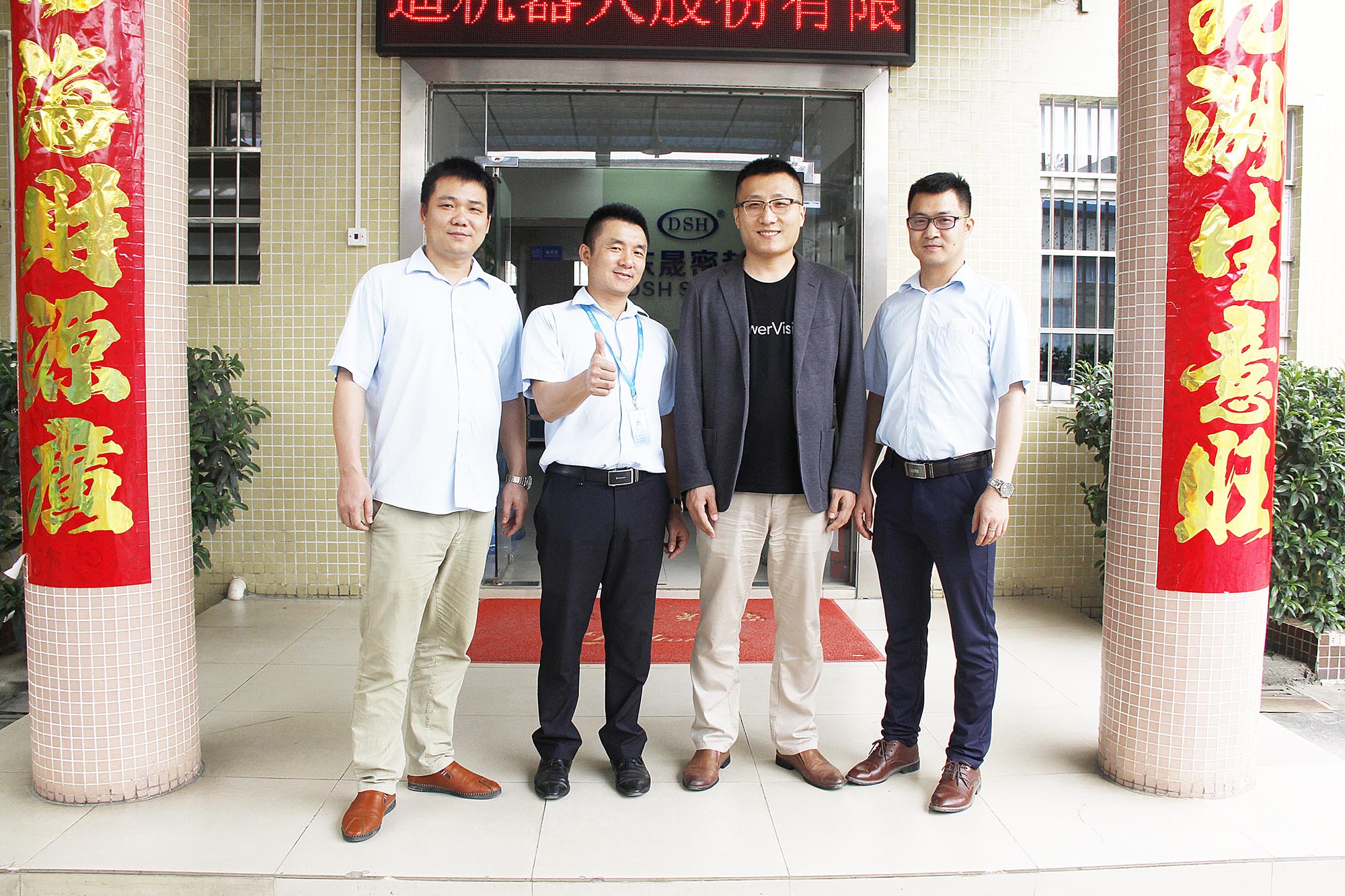  東晟公司總經理胡燕林與客戶合照