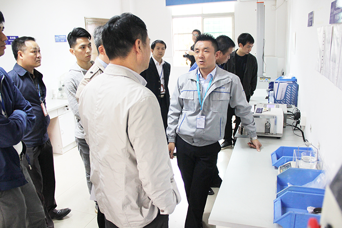 東莞市石碣鎮(zhèn)政府領(lǐng)導(dǎo)一行蒞臨東晟密封公司總部參觀指導(dǎo)工作現(xiàn)場