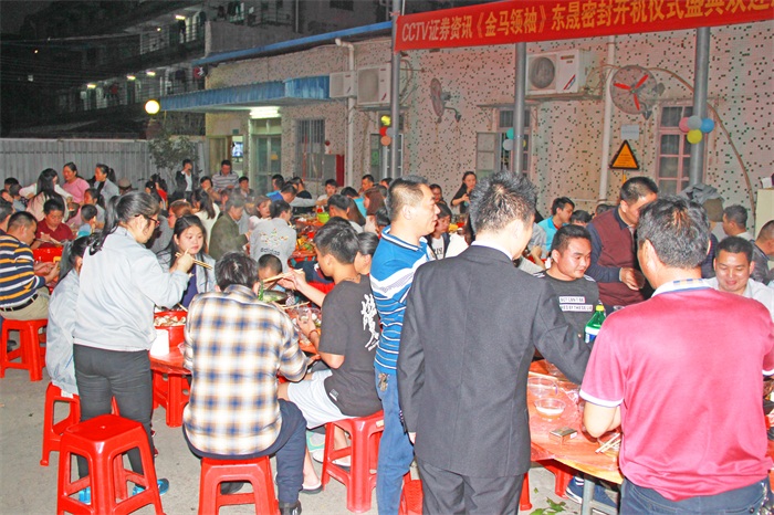 讓我們一杯酒敬過去，辛勤努力，收獲碩果，為自己打個(gè)call；一杯酒敬現(xiàn)在，身邊相伴同奮斗的人兒們，謝謝你；最后一杯酒敬未來，值得期待，風(fēng)雨同行，再創(chuàng)輝煌！