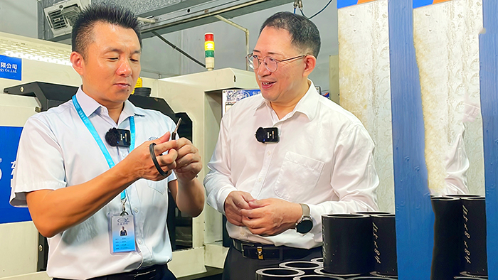 1生產車間-牛商央視財經評論員單仁與東晟密封件胡燕林 (1)