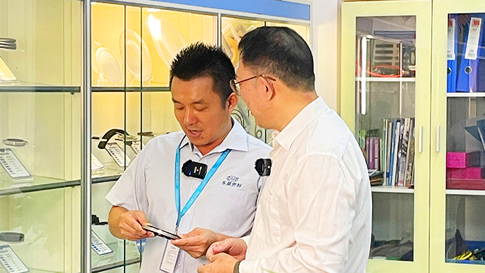 3實驗室與產品展覽室牛商央視財經評論員單仁與東晟密封件胡燕林  (1)