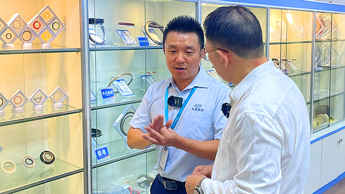 3實驗室與產品展覽室牛商央視財經評論員單仁與東晟密封件胡燕林  (1)